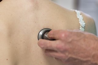 L'auscultation d'élèves par un médecin dans le cadre scolaire est souvent compliquée pour les deux parties (photo symbolique).